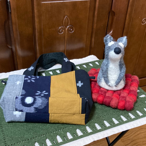 絣のパッチワークがま口角ショルダー(*´꒳`*)ショルダー紐とチャーム付き 絣のパッチワークがま口角ポシェット(*´꒳`*)ショルダー紐と