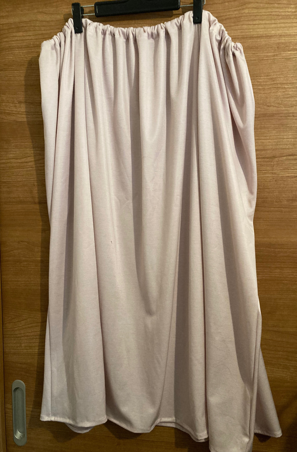 さらっとしてゆったりピンクの柔らかくて光沢があり伸縮する透けるフレアスカート(ウエストゴム)桜 2枚目の画像