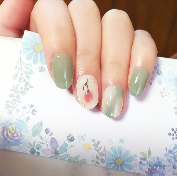 RUNA♡ピスタチオグリーンとチューリップのネイルチップ♡春ネイル 2枚目の画像