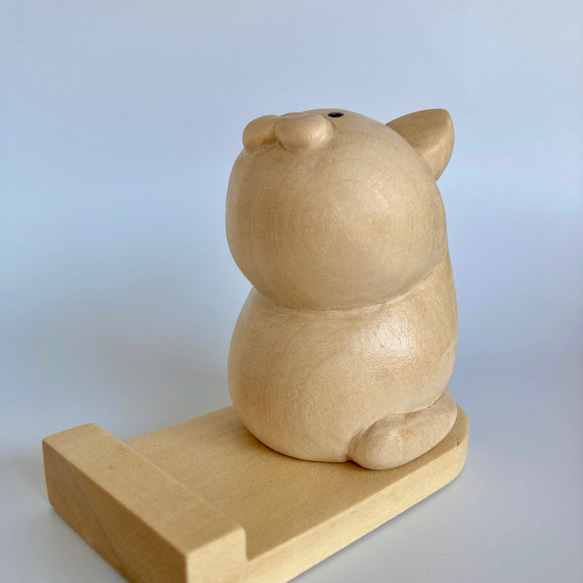 スマホスタンドになる木彫りのネコ（2023） 5枚目の画像