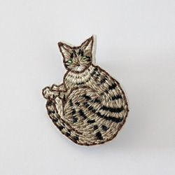 丸まり キジトラa　猫刺繍ブローチ 2枚目の画像