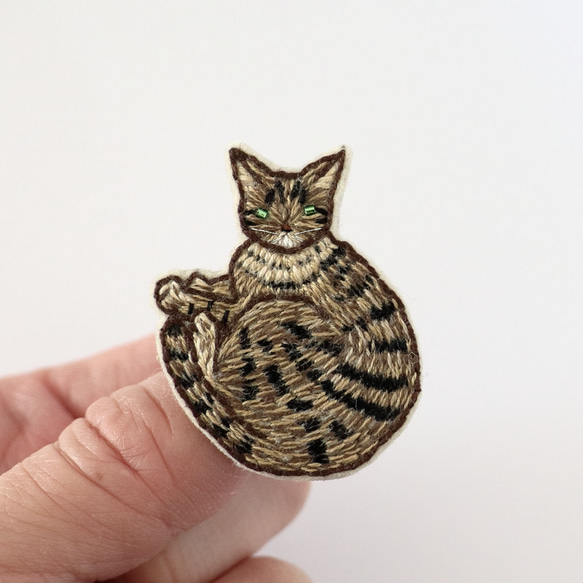 丸まり キジトラa　猫刺繍ブローチ 1枚目の画像