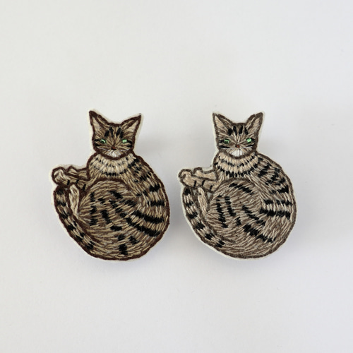丸まり キジトラa 猫刺繍ブローチ ブローチ Homietoby 通販