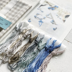 ｛刺繍キット｝青スミレのアルファベット布バッグ 7枚目の画像