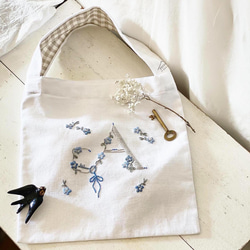 ｛刺繍キット｝青スミレのアルファベット布バッグ 2枚目の画像