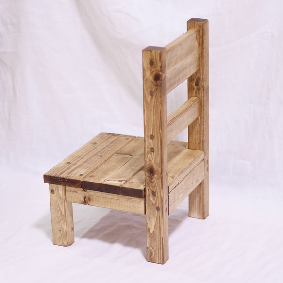 ディスプレイ用にも使える木製子供椅子 4枚目の画像