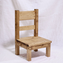 ディスプレイ用にも使える木製子供椅子 2枚目の画像