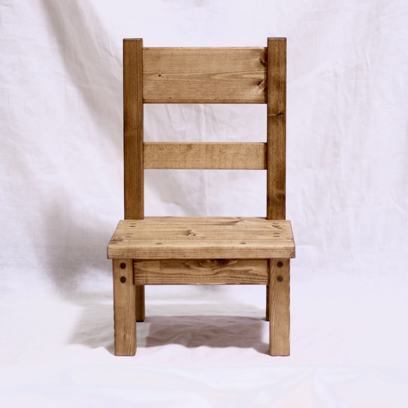 ディスプレイ用にも使える木製子供椅子 3枚目の画像