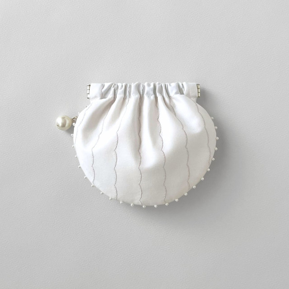 Amulette -真珠貝- ミニポーチ / コーニッシュクリーム / バネポーチ / バネ口ポーチ / バッグチャーム 1枚目の画像