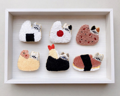おにぎりをかじる猫の刺繍ブローチ ブローチ ちむねこ 通販 15382069