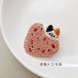 おにぎりをかじる猫の刺繍ブローチ 4枚目の画像