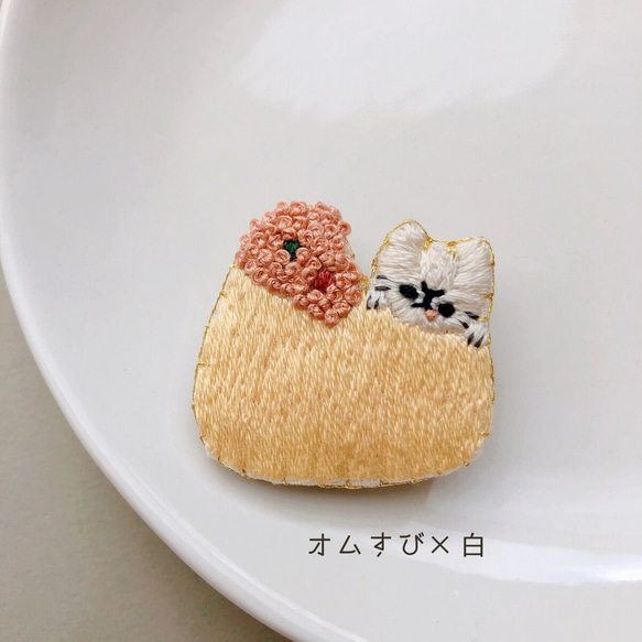 おにぎりをかじる猫の刺繍ブローチ 5枚目の画像