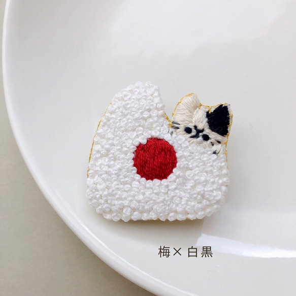 おにぎりをかじる猫の刺繍ブローチ 3枚目の画像