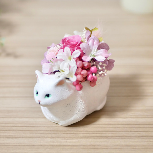 ちっちゃなりんりんお守りサシェ【白猫とぽんぽん花】 手のひらサイズの「見守り猫さん」(白猫) プリザーブドフラワー nozomi