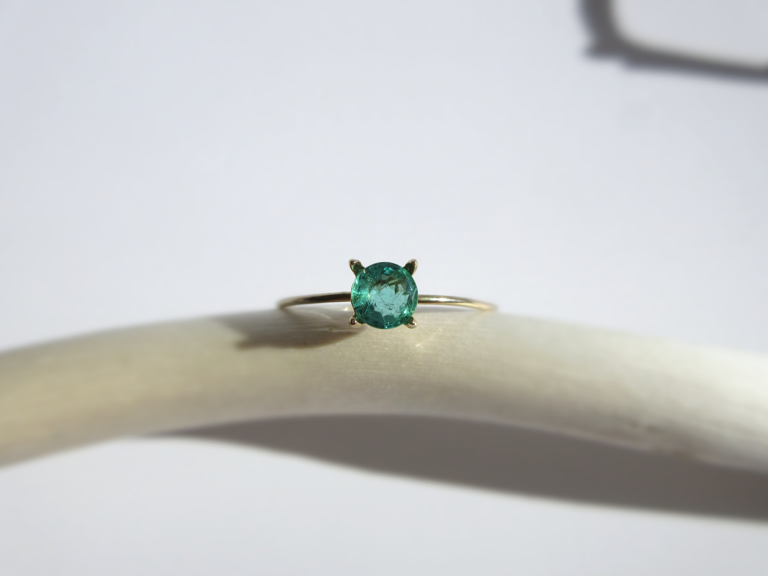 K10【5月の誕生石】4mm美粒「エメラルド」ファセットリング