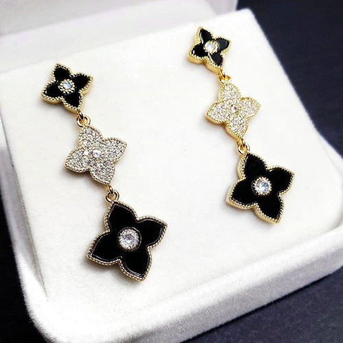 幸せのクローバー マザーオブパール 白蝶貝 ピアス ピアス（スタッド