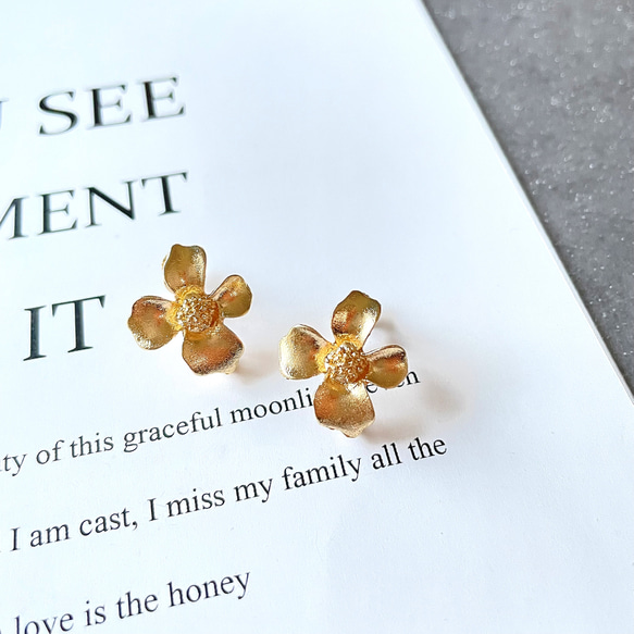 【508】new ❣️import フラワー イヤリング★マットゴールド★1ペア 1枚目の画像