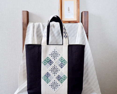 和洋刺繍のトートバッグ＊Mサイズ＊黒デニム素材【ハーダンガー