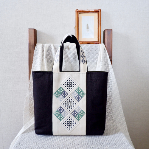 和洋刺繍のトートバッグ＊Mサイズ＊黒デニム素材【ハーダンガー