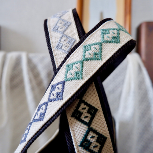 和洋刺繍のトートバッグ＊Mサイズ＊黒デニム素材【ハーダンガー刺繍
