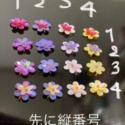 メタルフラワーとスパンコールの花のピアス 3枚目の画像