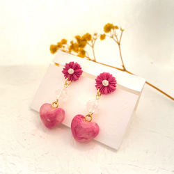 ポリマークレイ ピンクのお花とクラッククオーツハートのピアス 3枚目の画像