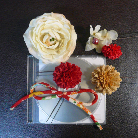 髪飾り 成人式 卒業式 結婚式 花 金鳳花と菊 ベージュ赤 和柄紐付 振袖 袴 浴衣 和装 着物 2枚目の画像