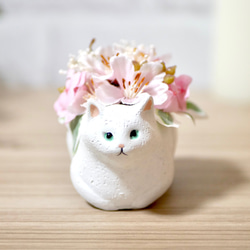 【春限定の桜アレンジ】手のひらサイズの「見守り猫さん」(白猫) 3枚目の画像