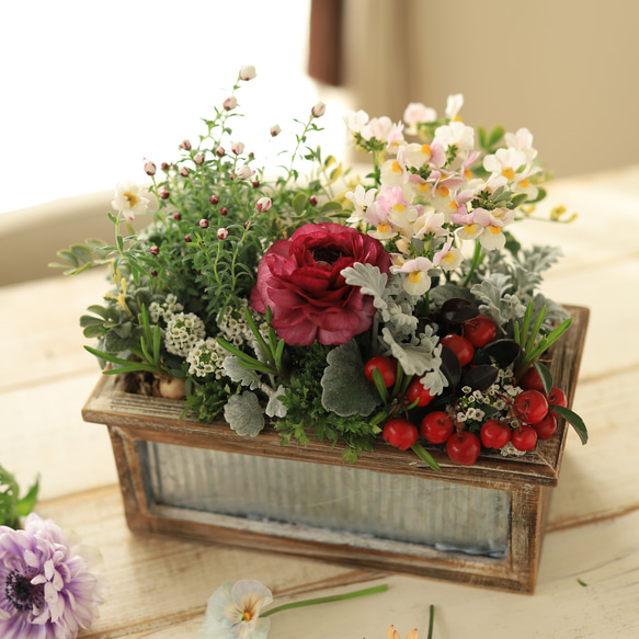 アンティーク木箱に♪ラナンキュラスと春のお花のギャザリング