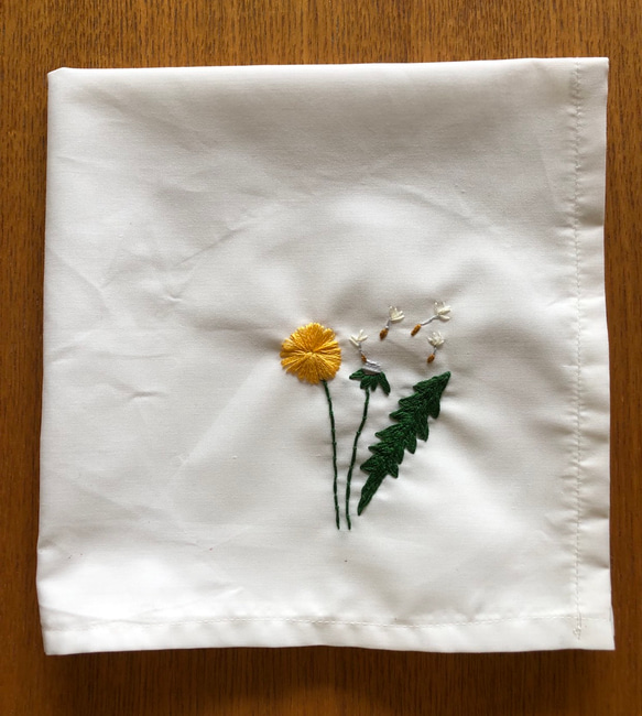 刺繍のハンカチ☆タンポポ 1枚目の画像