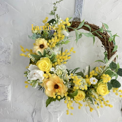 ミモザとラナンキュラスとクリスマスローズのスプリングリース 玄関