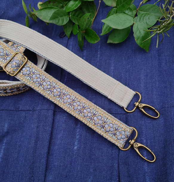 送料無料インド刺繍リボンのショルダーストラップ(たっぷり長め・ブルーグレイ色・最大140cmまで長さ調節可能) 4枚目の画像