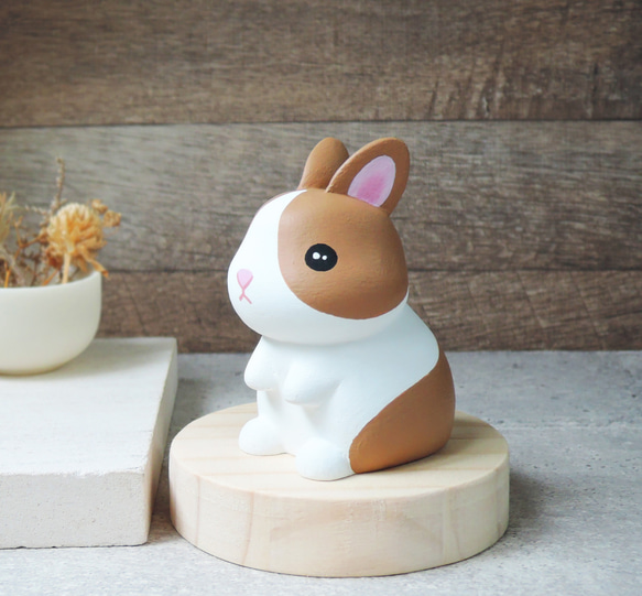 小さなウサギのかわいい装飾手作り木製癒しの小さな木彫り人形グレーウサギコーヒーウサギはコートの色をカスタマイズできます 1枚目の画像