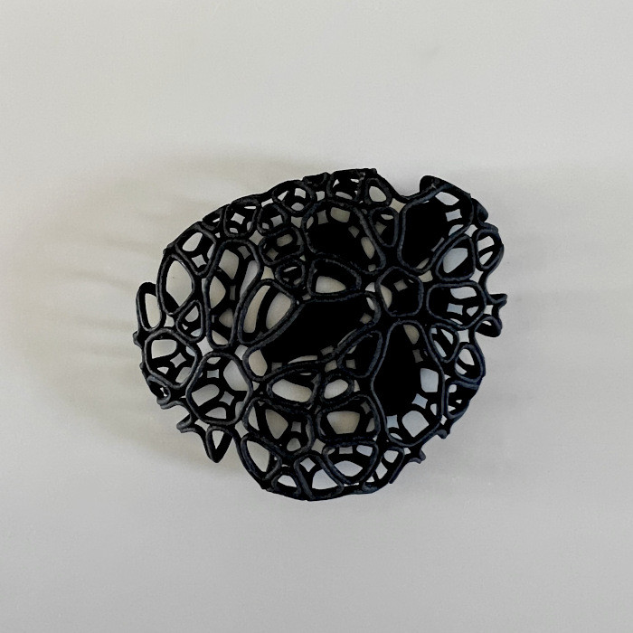 アモルファス　ブローチ　黒