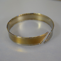 妖精の腕輪・金色の純チタンバングル・内径約７１ミリ 2枚目の画像