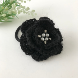 フラワー毛糸編みヘアゴム　黒 ブラック かぎ針編み 花 1枚目の画像
