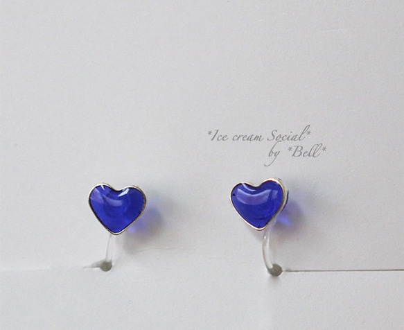 tiny heart*イヤリング青紫 1枚目の画像