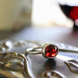深紅 ガーネット 天然石 シルバーリング フォーマル シンプル　赤い指輪　ご褒美ジュエリー　ザクロ石 1枚目の画像