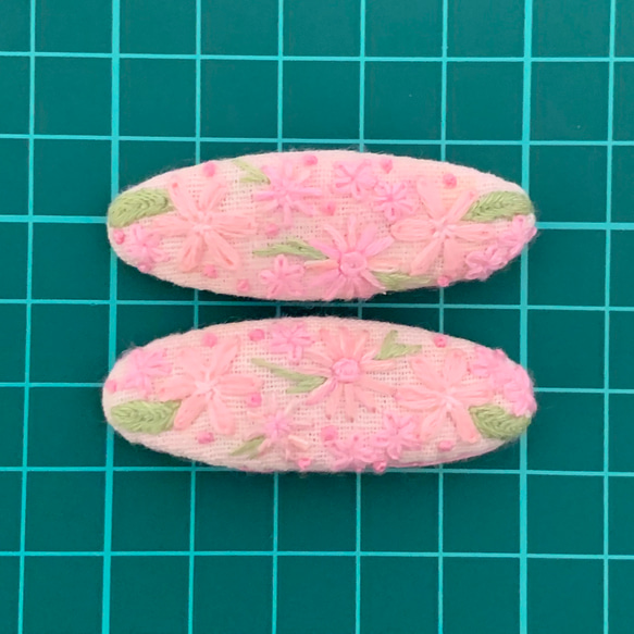 刺繍ぱっちんどめ　2個セット　桜色のお花たち 3枚目の画像