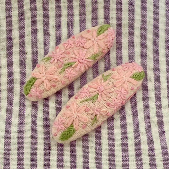 刺繍ぱっちんどめ　2個セット　桜色のお花たち 1枚目の画像