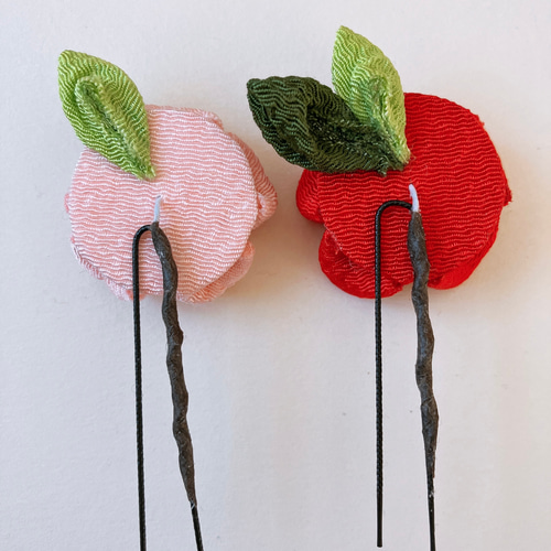 梅の髪飾り(葉っぱつき)＊色、選べます○ちりめん細工 つまみ細工