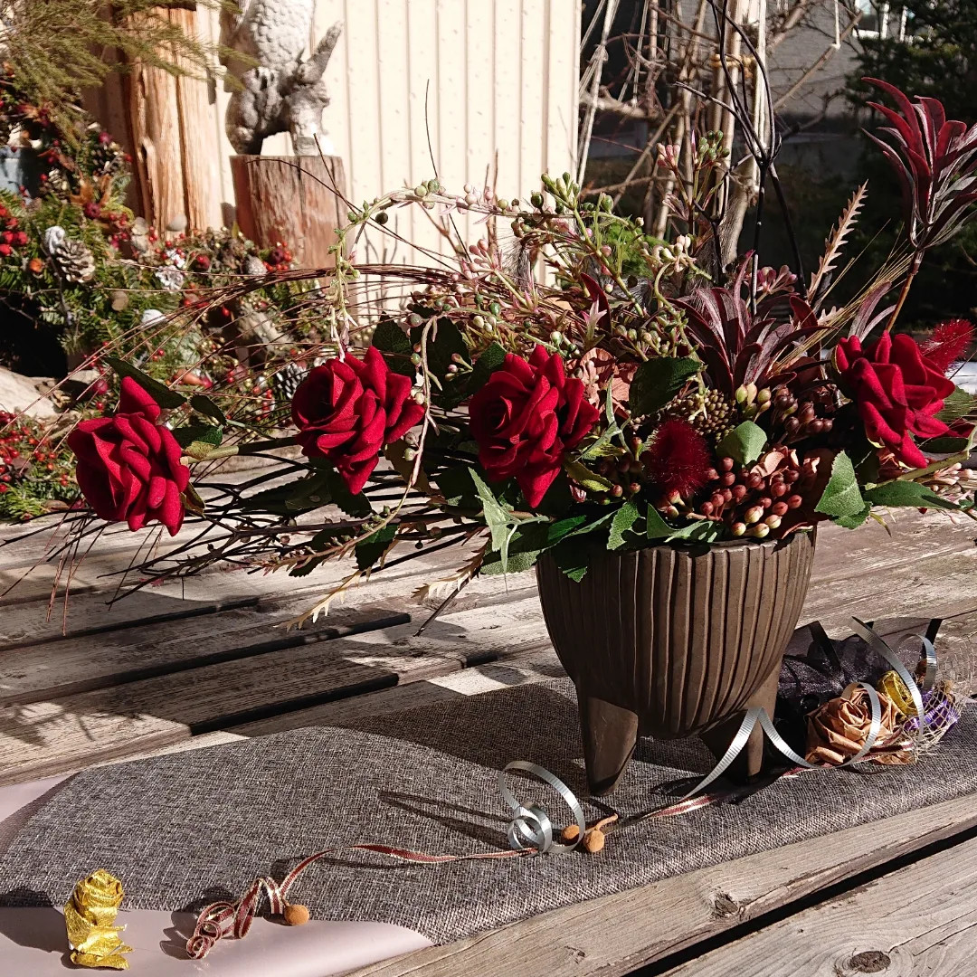 赤バラの横長アレンジ