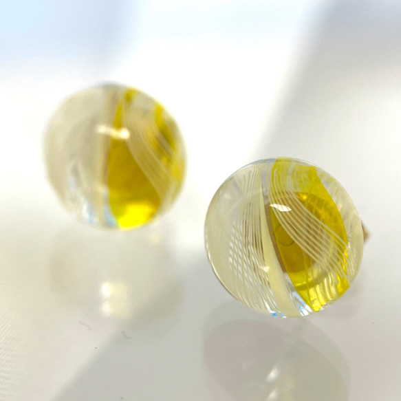 レースガラスのピアス ミモザイエロー【春色新作2023】 2枚目の画像
