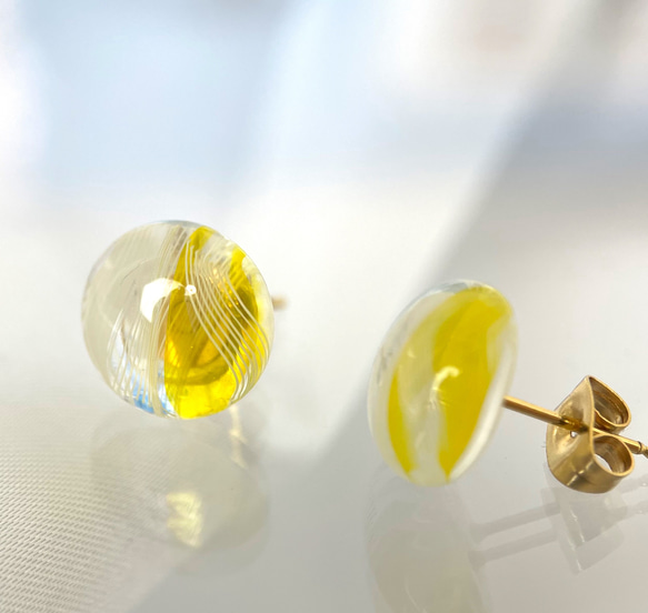 レースガラスのピアス ミモザイエロー【春色新作2023】 4枚目の画像