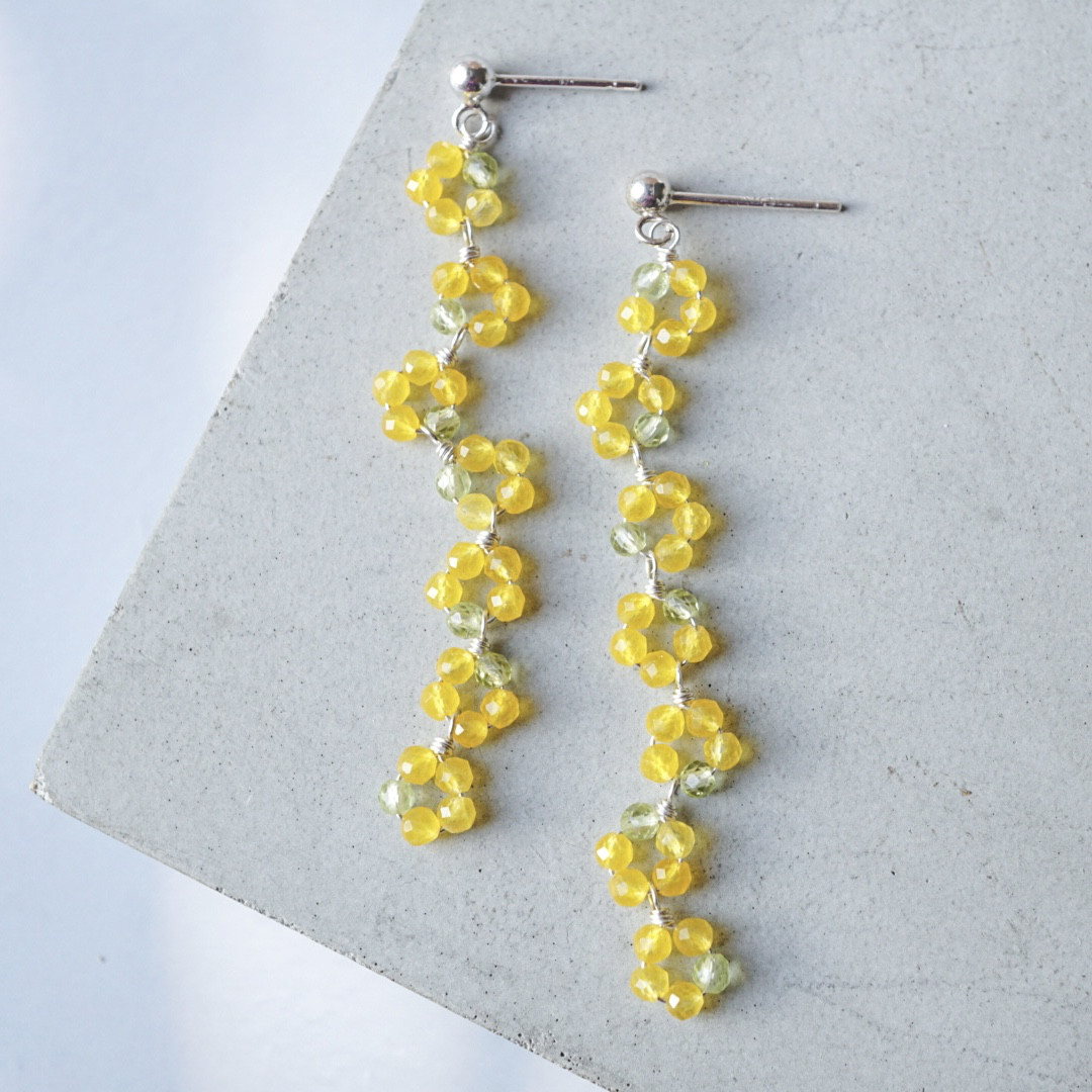 「ミモザの花冠」ペリドット イエロージェード 天然石 8月誕生石 春 ピアス イヤリング シルバー 金属アレルギー対応