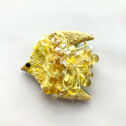 "春をつむぐ鳥　'yellow bird"刺繍鳥ブローチ 春カラー 1枚目の画像