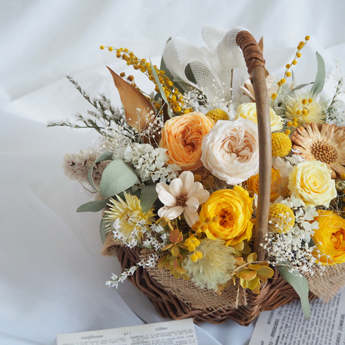 ナチュラルイエローの花かご プリザーブドフラワーバスケット