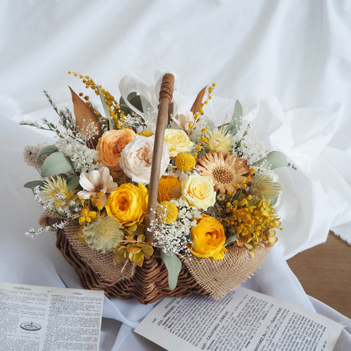 ナチュラルイエローの花かご プリザーブドフラワーバスケット