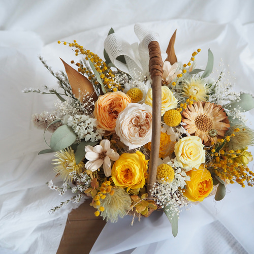 ナチュラルイエローの花かご プリザーブドフラワーバスケットアレンジ