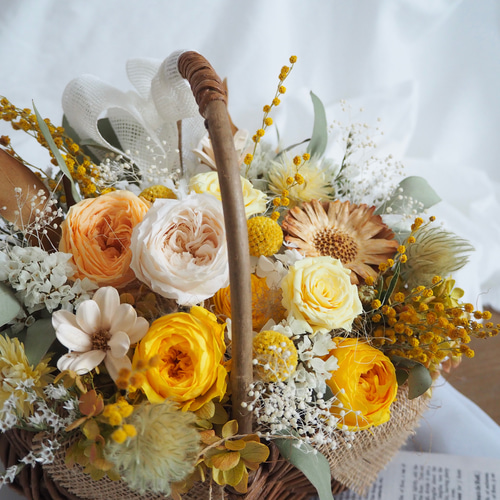 ナチュラルイエローの花かご プリザーブドフラワーバスケットアレンジ